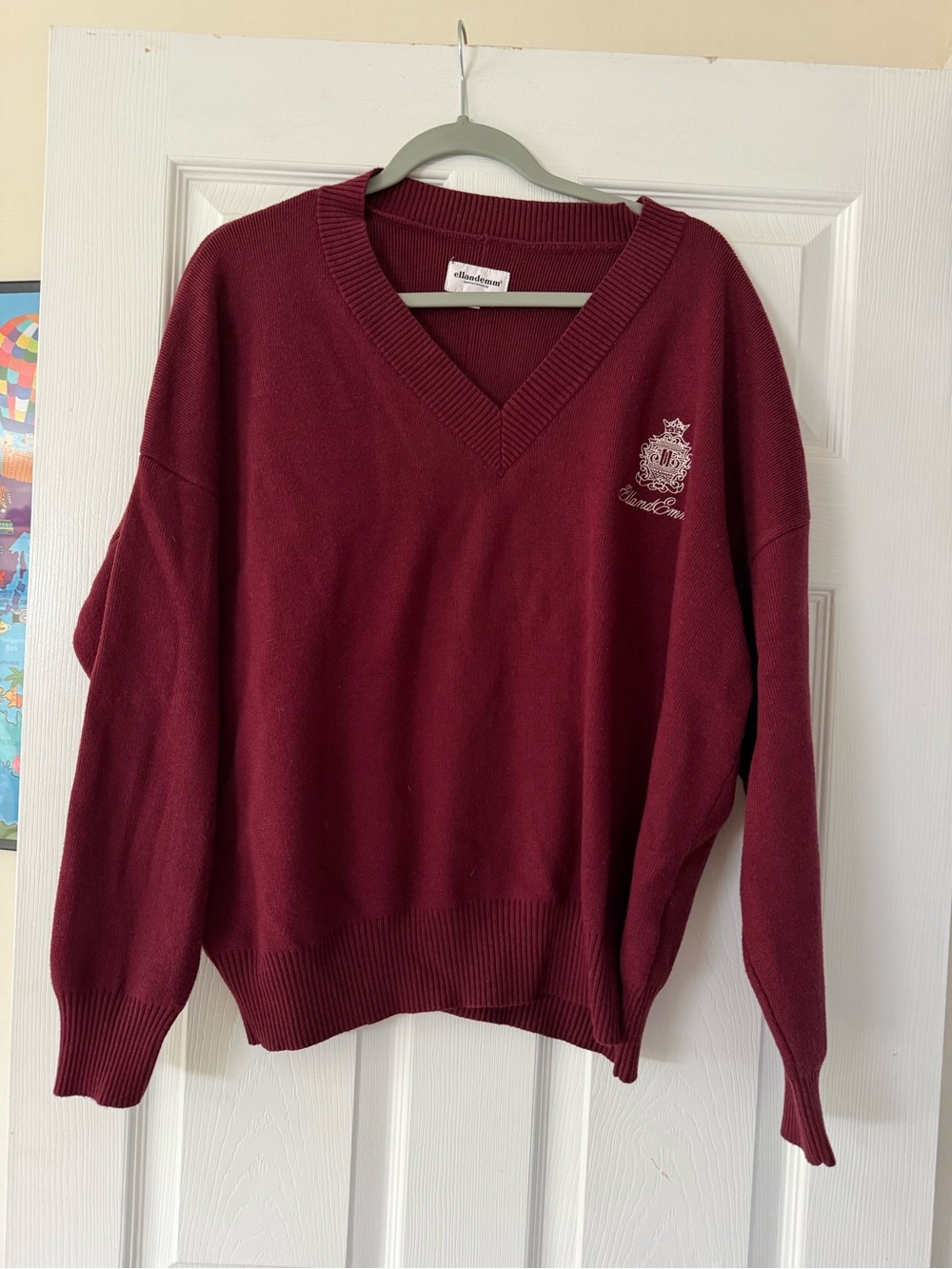 Ellandemm Classic V-Neck Sweater in Burgundy